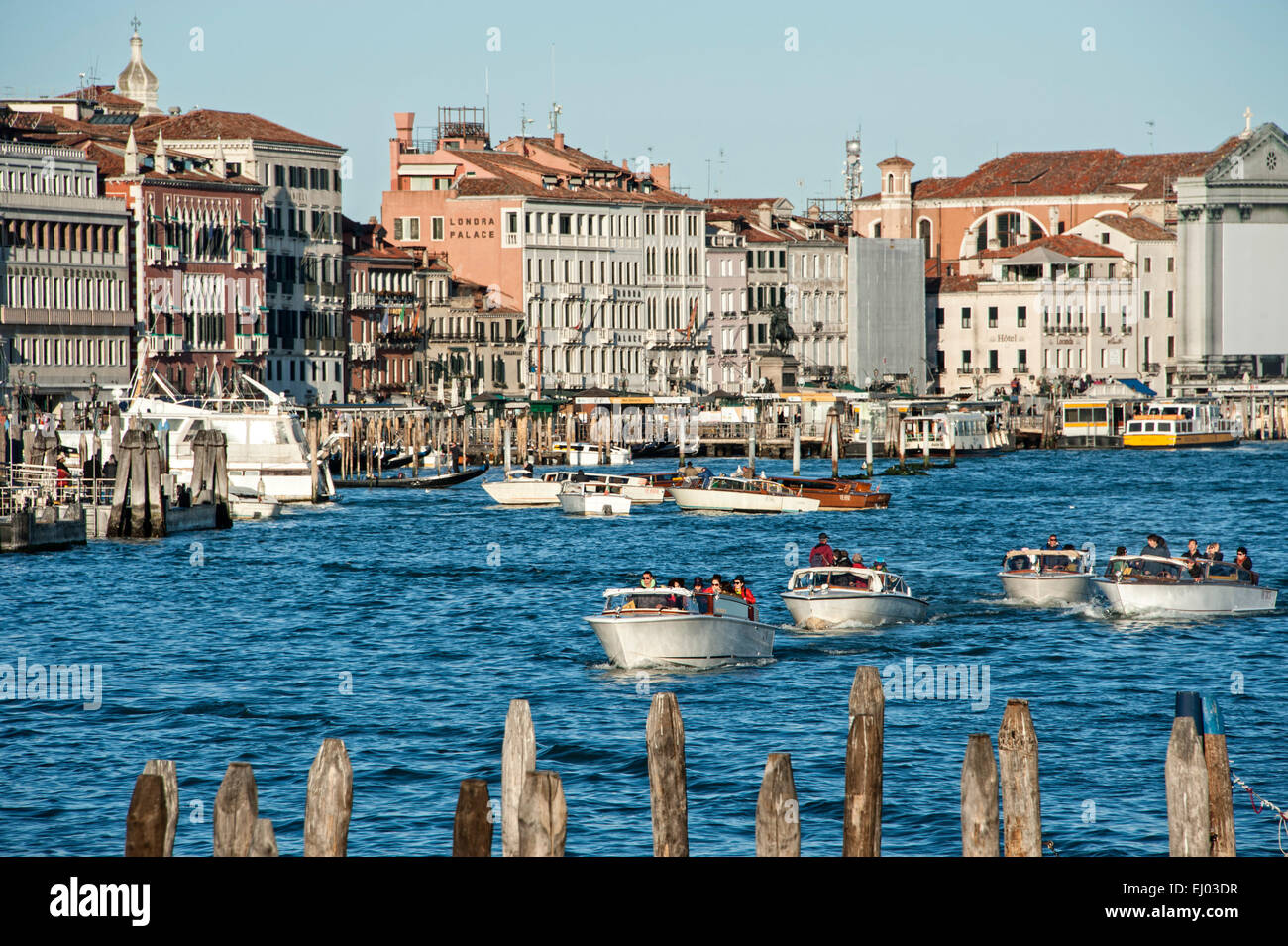 Venedig Canal Boats Hi res Stock Photography And Images Alamy