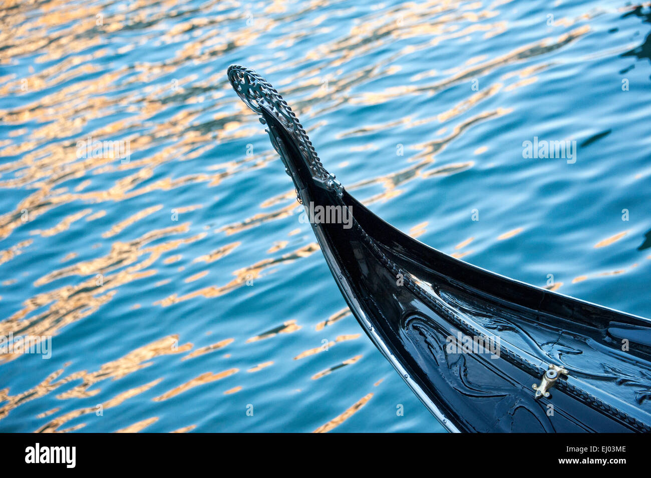 With gondola prow hi-res stock photography and images - Alamy