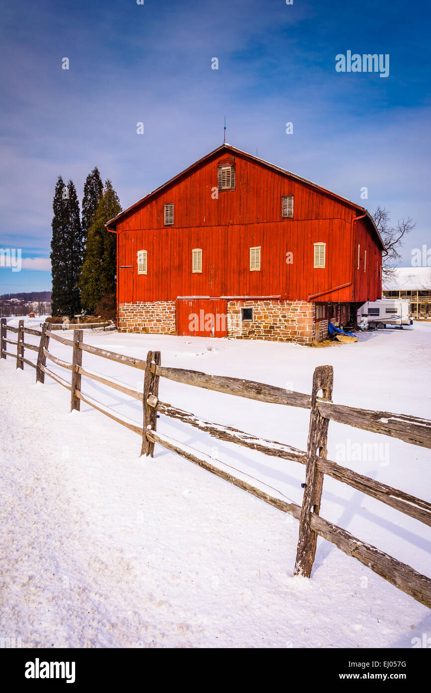 Red Barn With Fence High Resolution Stock Photography and Images - Alamy