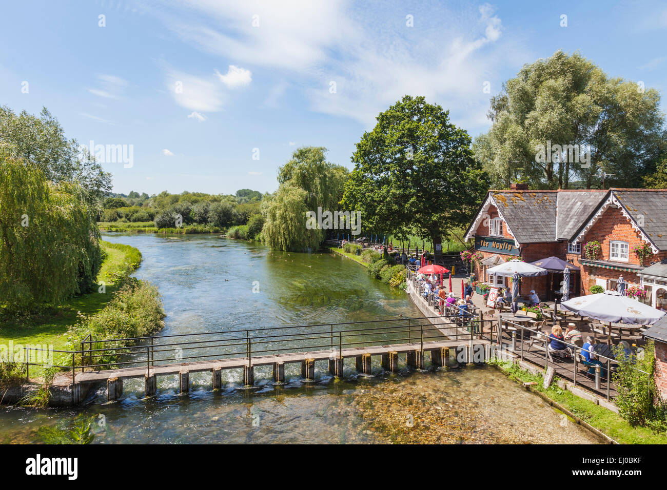 England, Hampshire, Stockbridge, The Mayfly Riverside Pub and River