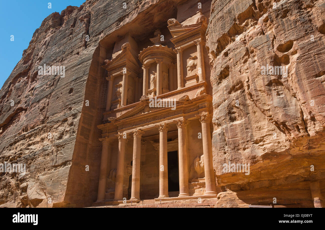 The Treasury of the Pharaoh building carved into the rock face at Petra in Jordan Stock Photo