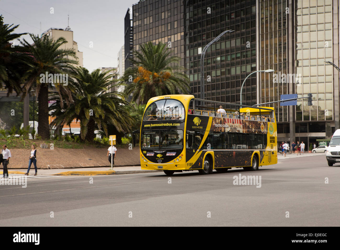 Argentina, Buenos Aires, Retiro, Plaza Fuerza Aérea, yellow open top tourist bus approaching Sheraton Hotel Stock Photo