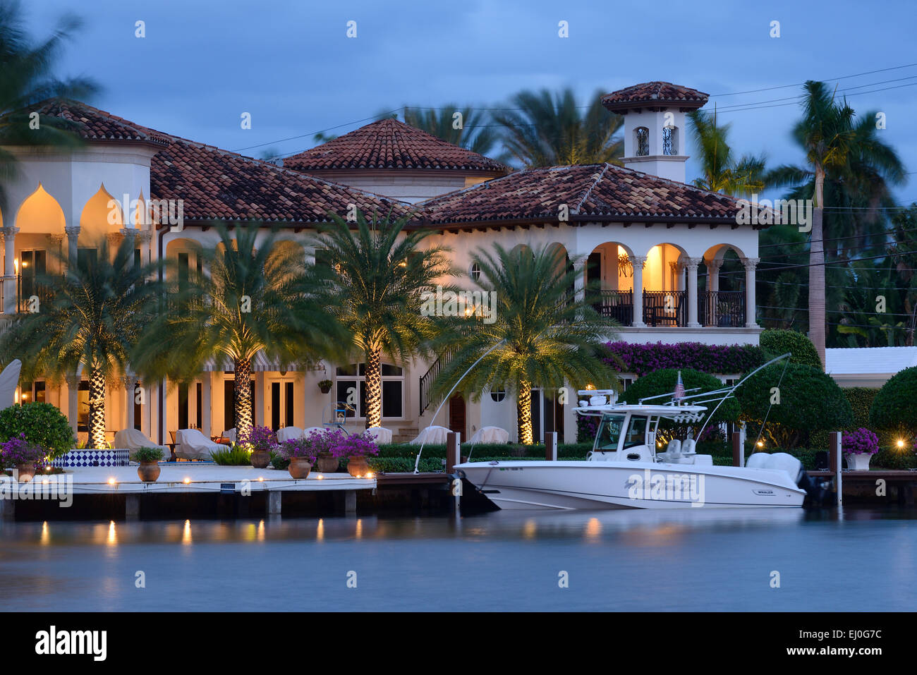 USA, Florida, Broward County, Fort Lauderdale, mansion on intercoastal