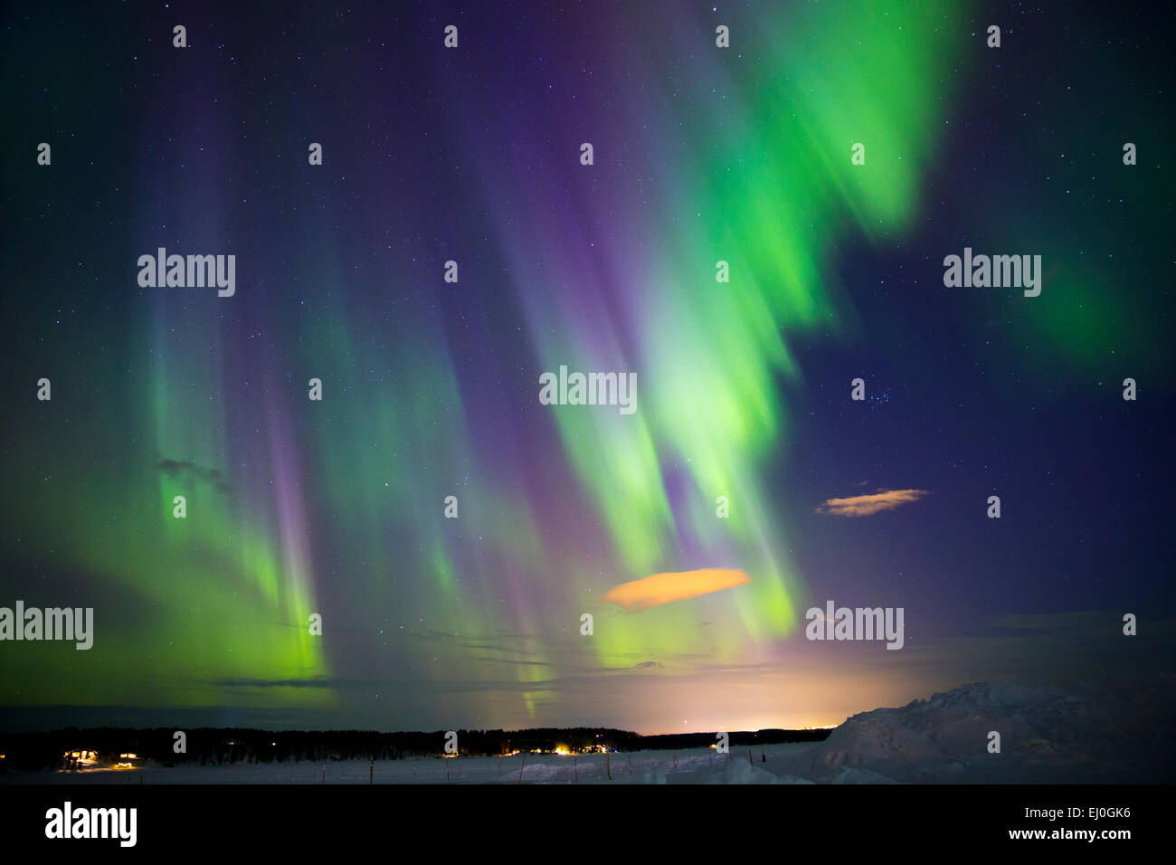 Jukkasjärvi, Sweden. 17th March, 2015. The Northern Lights, Aurora Borealis  pictured in Jukkasjärvi, Northern Sweden last night as the largest Solar  Storm hits Earth in the past two years. Credit: Oliver Dixon/Alamy