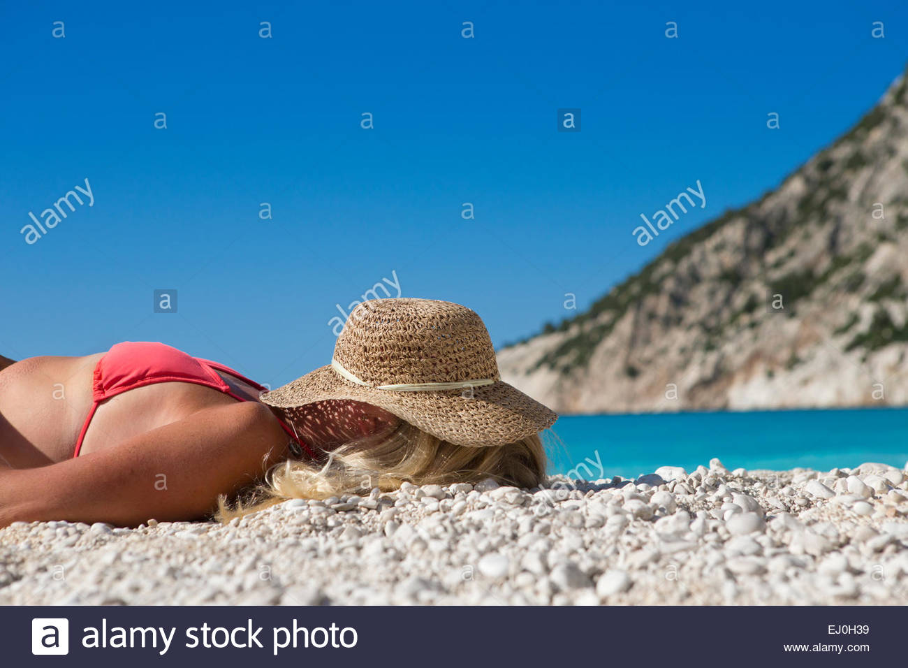 Sunbathing перевод. Девушка загорает. Девушка в шляпе загорает. Девушка загар. Загорать на пляже.