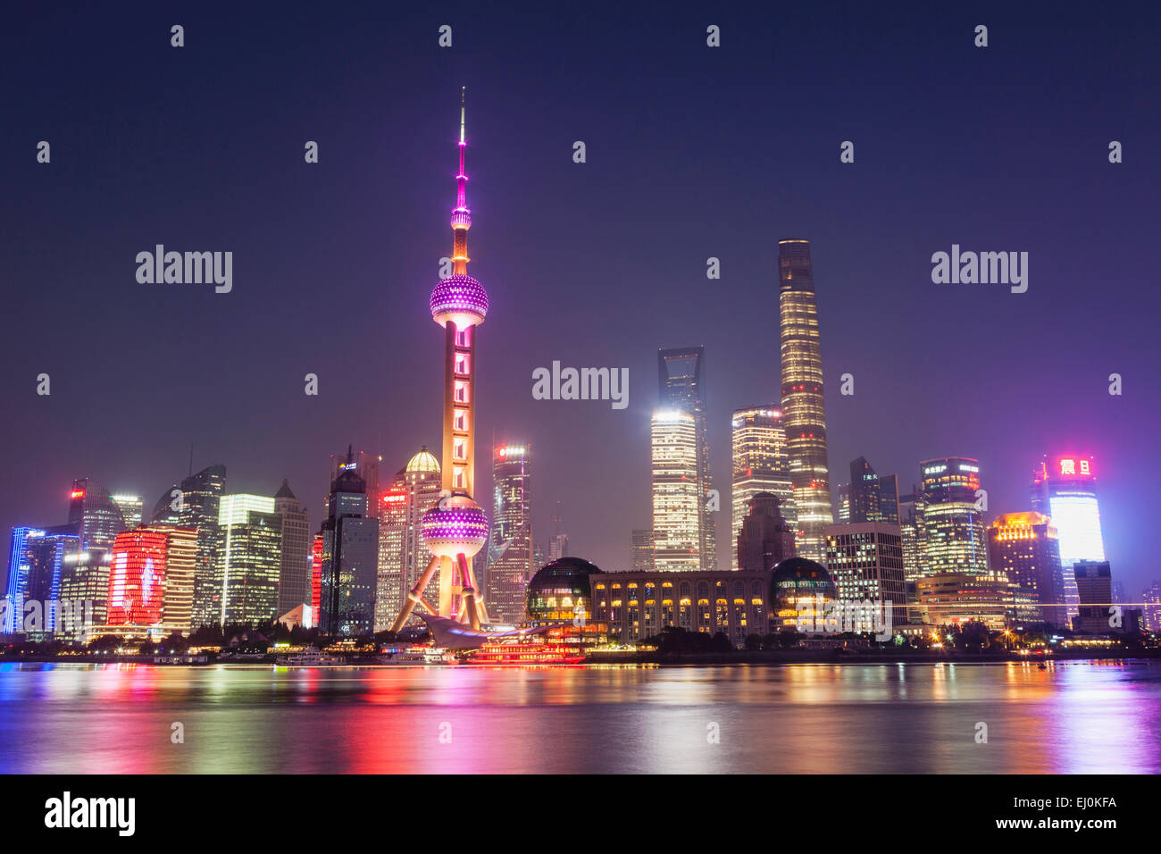 Shanghai skyscrapers night huangpu hi-res stock photography and images ...