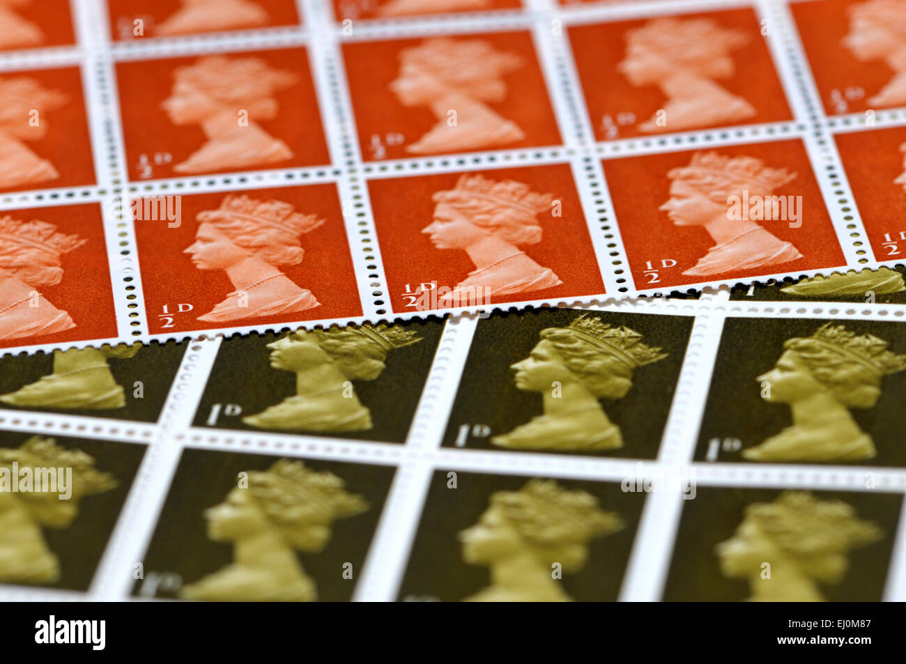 British pre-decimal definitive stamps - 1/2d and 1/d Stock Photo