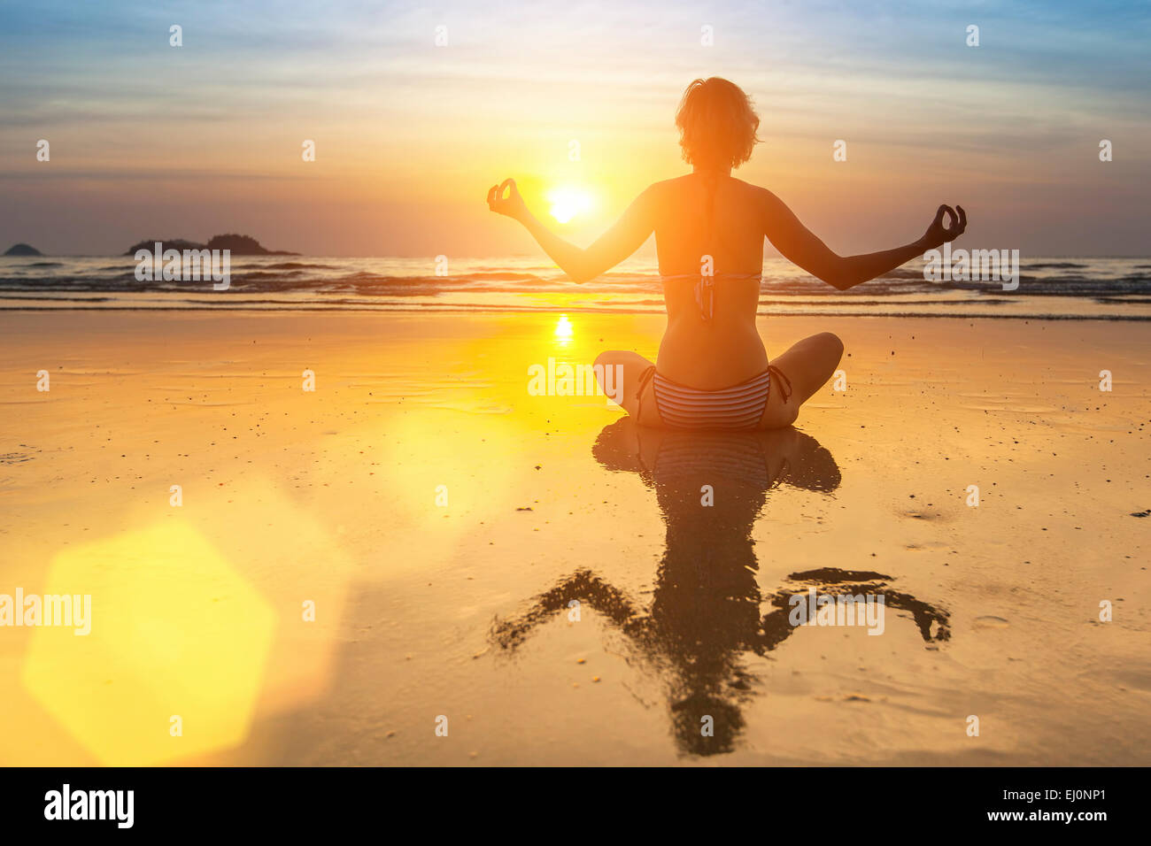 Silhouette of yoga woman on sea sunset Stock Photo - Alamy