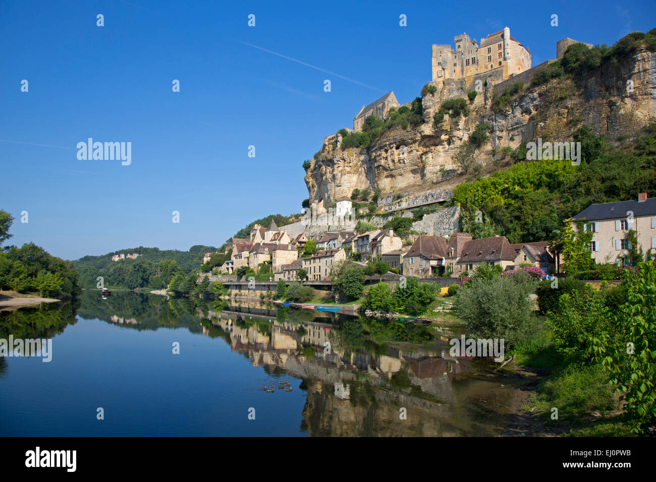 Beynac-Et-Cazenac, Sarlat-la-Caneda, Dordogne, Aquitaine, France, Dordogne River, Chateau de Baynac, high above on cliff top, com Stock Photo