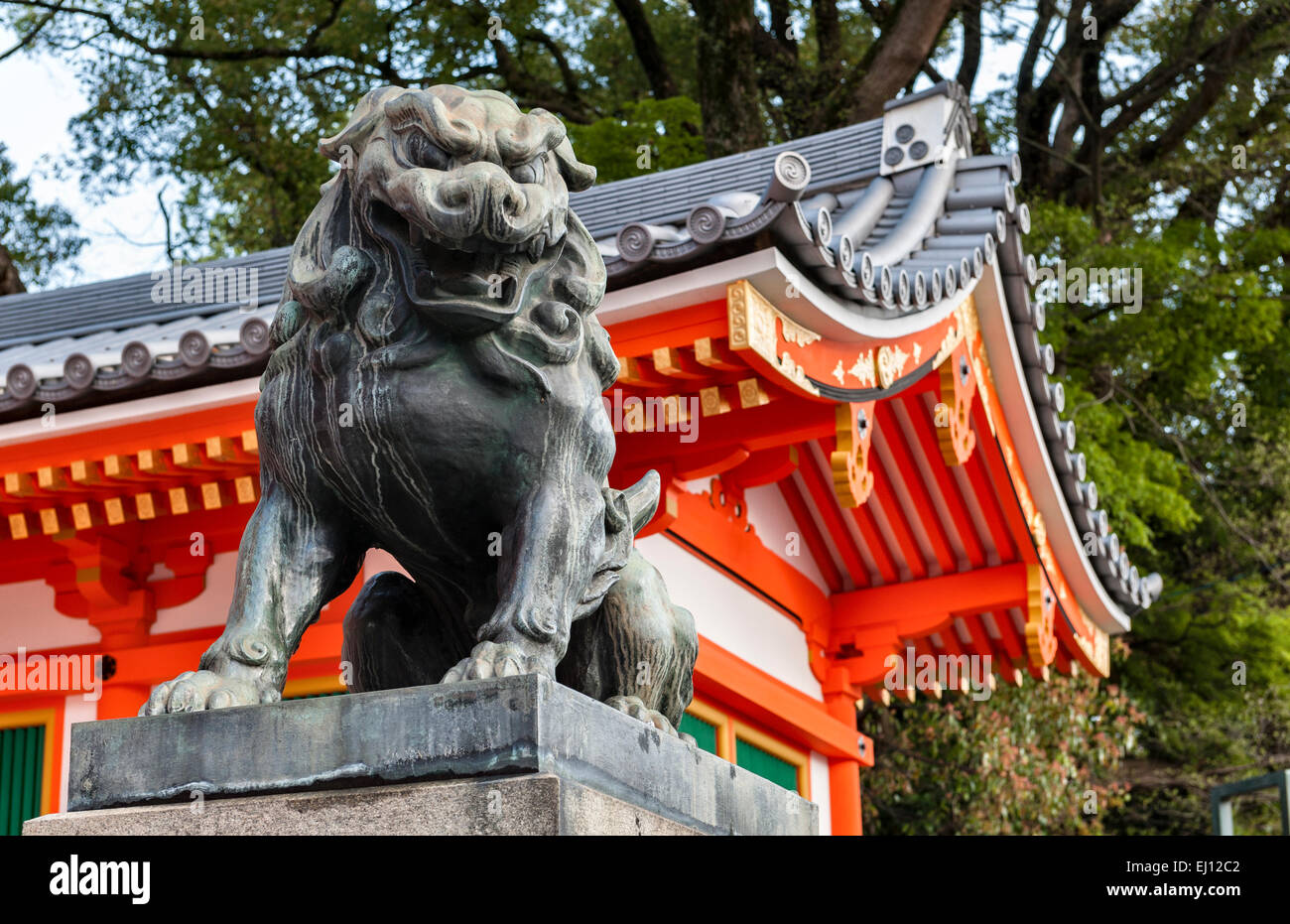 Statue of a guardian figure (niozo) at the main gate of the Yasaka