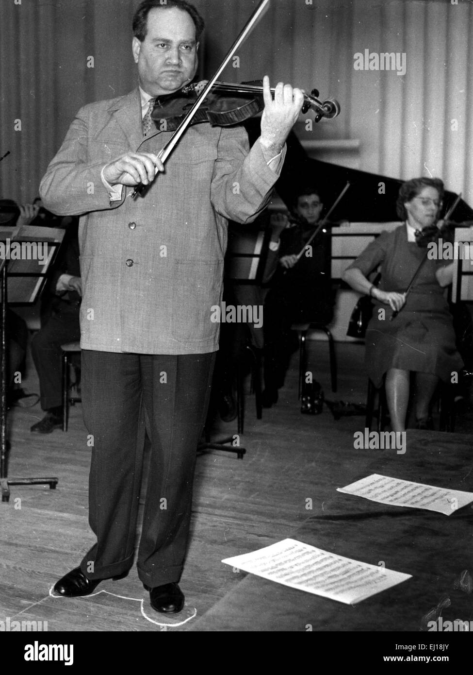 DAVID OISTRAKH (19081974) Soviet violinist about 1955 Stock Photo Alamy