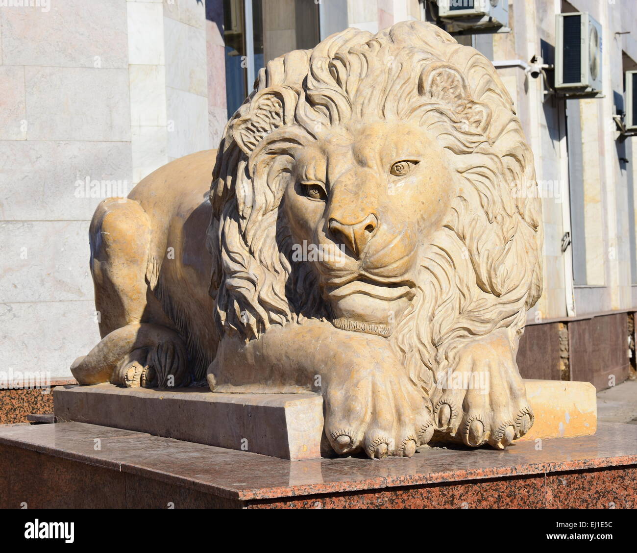 Sculpture featuring a lying lion Stock Photo Alamy