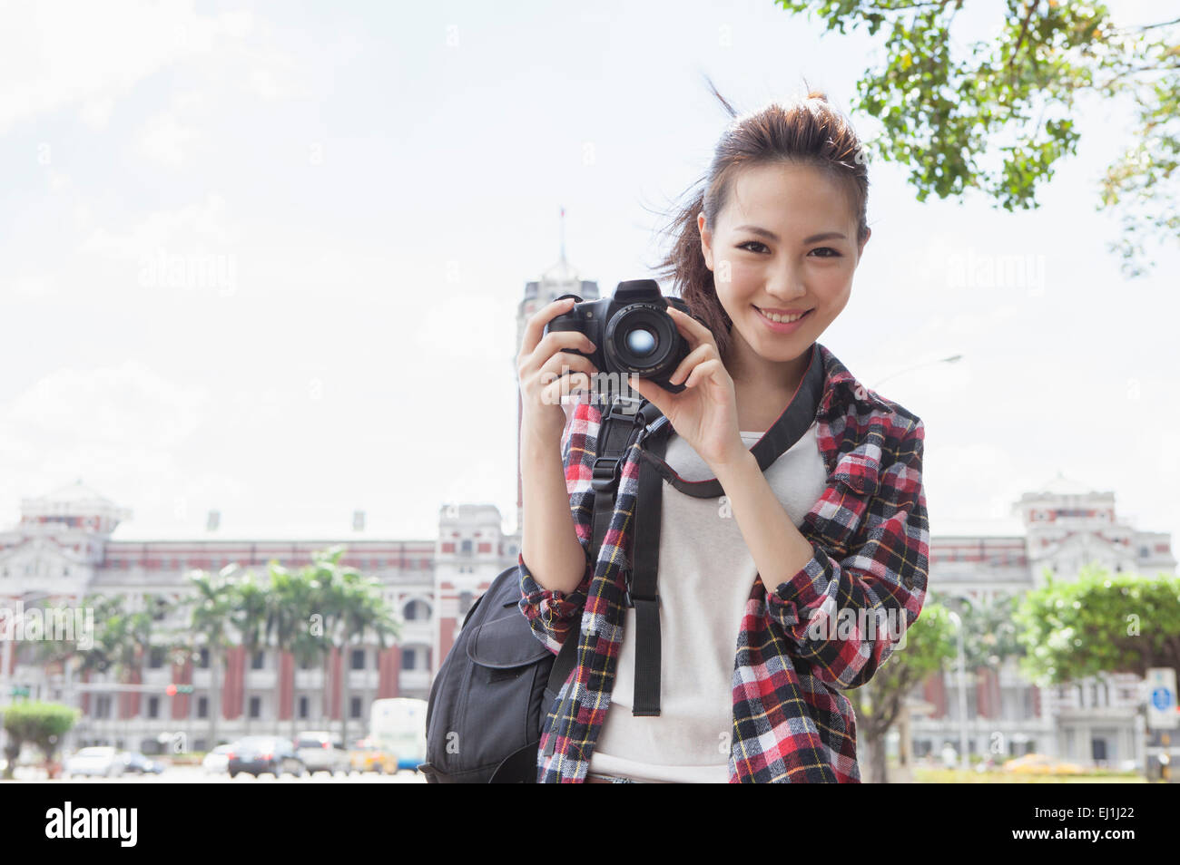 Woman tourist camera smiling hi-res stock photography and images - Alamy