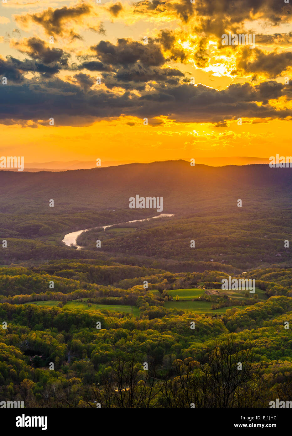 sunset-over-the-shenandoah-valley-from-skyline-drive-in-shenandoah