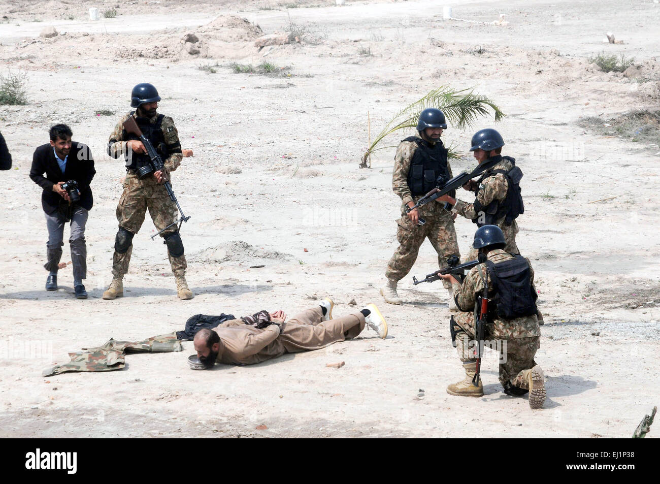 Multan, Pakistan. 19th Mar, 2015. Pakistani soldiers take part in a