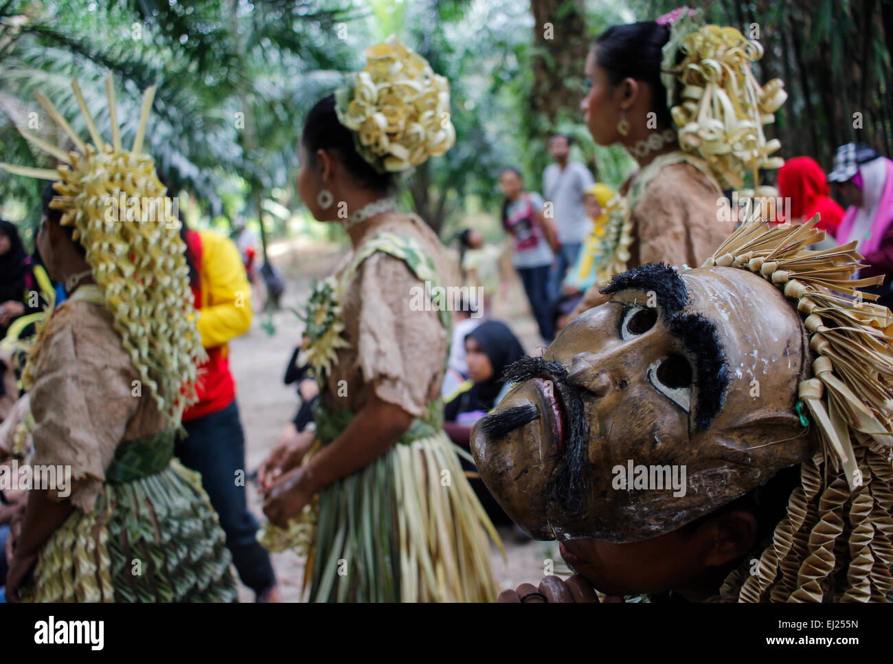 Banting, Malaysia. 20th Mar, 2015. Malaysian women and man from the