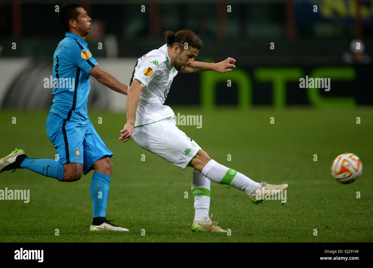 Milan, Italy. 19th Mar, 2015. Wolfsburg's Ricardo Rodriguez (R) and Inter's Fredy Guarín vie for the ball during the UEFA Europa League round of 16 second leg soccer match between Inter Milan and VfL Wolfsburg at Giuseppe Meazza stadium in Milan, Italy, 19 March 2015. Photo: Peter Steffen/dpa/Alamy Live News Stock Photo