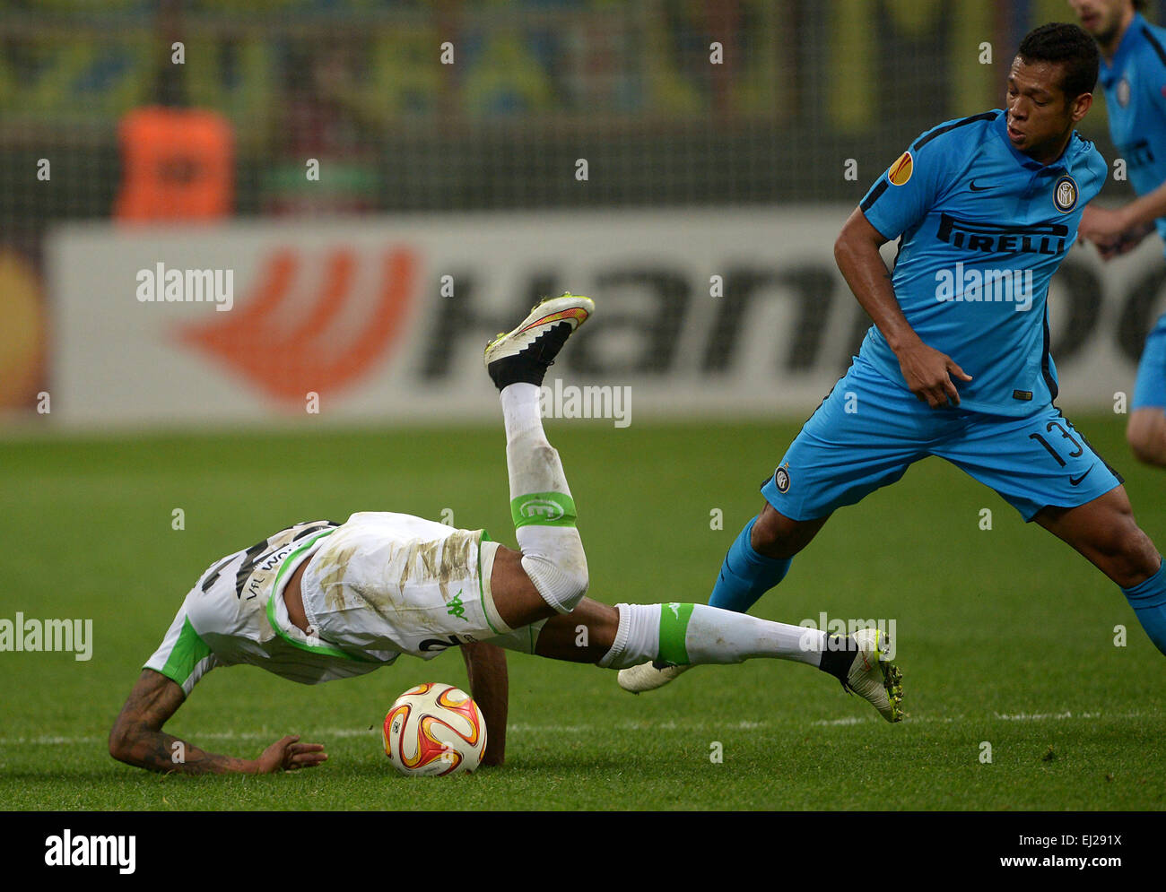 Milan, Italy. 19th Mar, 2015. Wolfsburg's Luiz Gustavo (L) and Inter's Fredy Guarín vie for the ball during the UEFA Europa League round of 16 second leg soccer match between Inter Milan and VfL Wolfsburg at Giuseppe Meazza stadium in Milan, Italy, 19 March 2015. Photo: Peter Steffen/dpa/Alamy Live News Stock Photo
