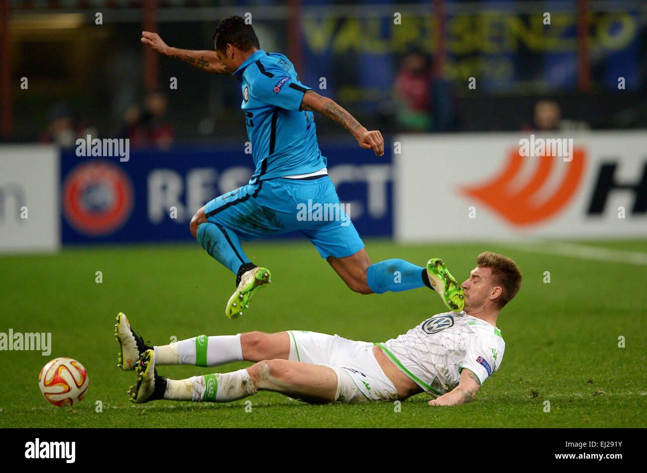 Milan, Italy. 19th Mar, 2015. Wolfsburg's Nicklas Bendtner (R) and Inter's Fredy Guarin vie for the ball during the UEFA Europa League round of 16 second leg soccer match between Inter Milan and VfL Wolfsburg at Giuseppe Meazza stadium in Milan, Italy, 19 March 2015. Photo: Peter Steffen/dpa/Alamy Live News Stock Photo