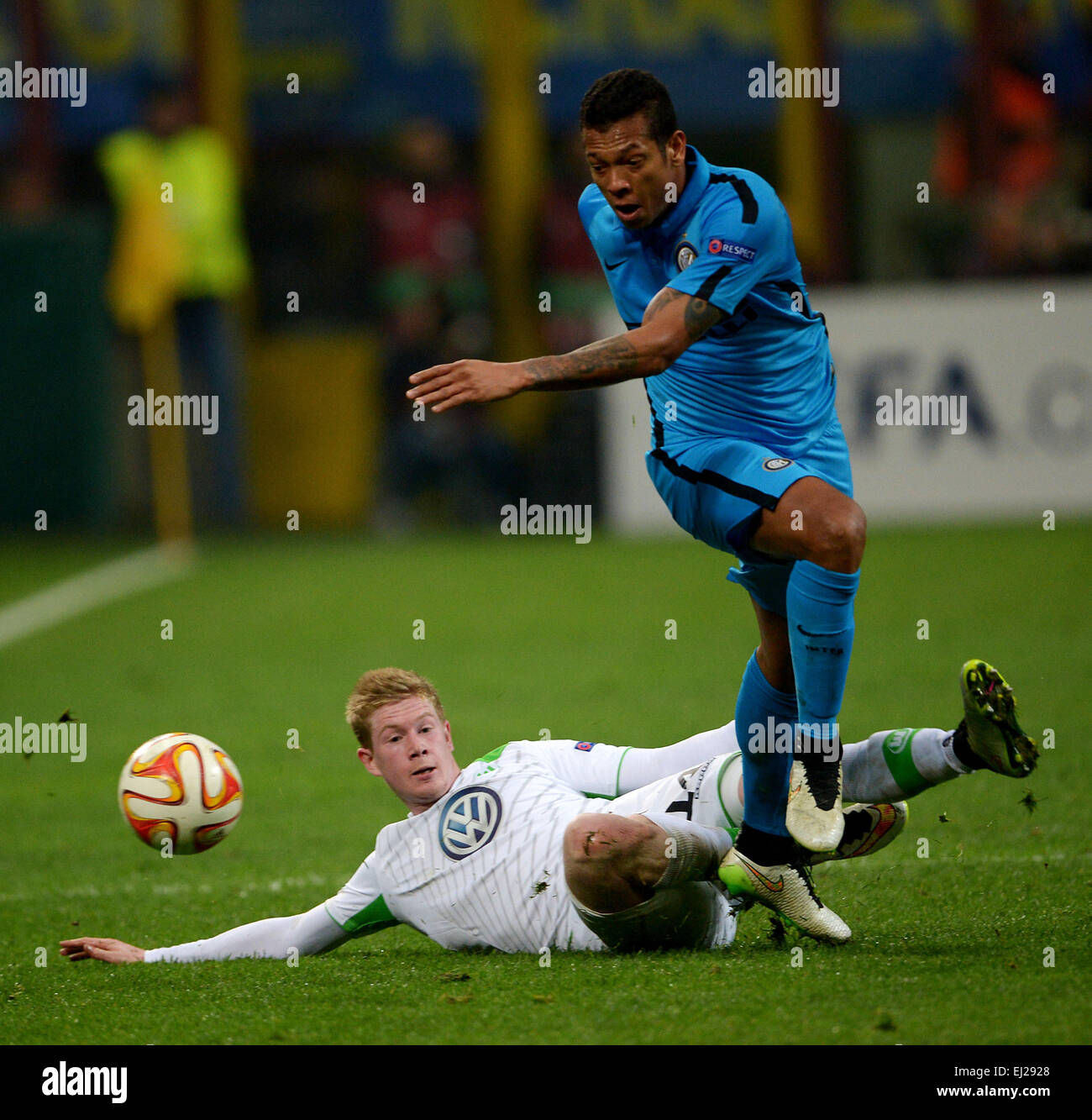Milan, Italy. 19th Mar, 2015. Wolfsburg's Kevin De Bruyne (L) and Inter's Fredy Guarin vie for the ball during the UEFA Europa League round of 16 second leg soccer match between Inter Milan and VfL Wolfsburg at Giuseppe Meazza stadium in Milan, Italy, 19 March 2015. Photo: Peter Steffen/dpa/Alamy Live News Stock Photo