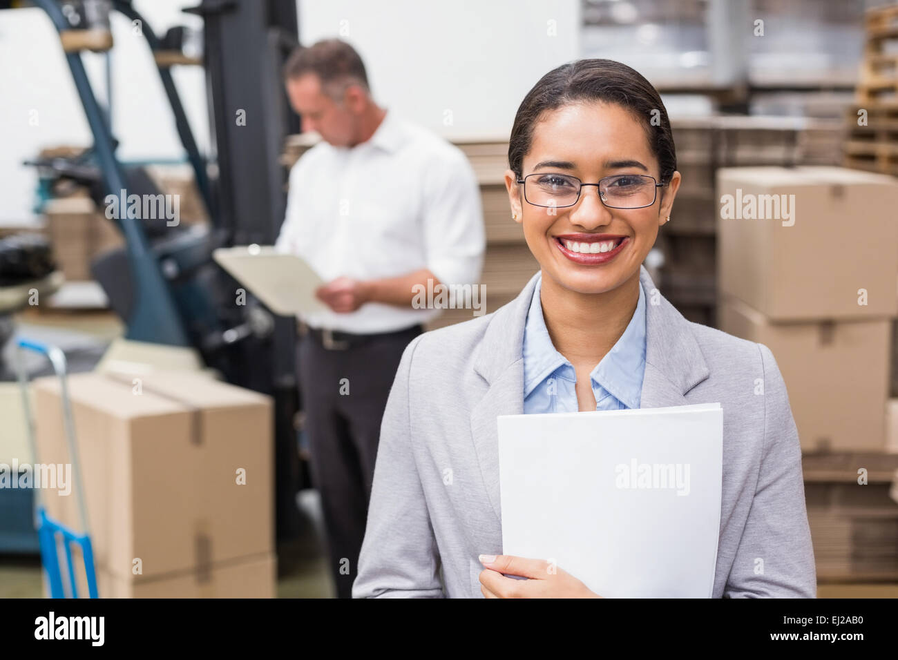 стресс. интеллектуальная деятельность женщины. портрет на документы. фото молодой женщины тому полок. женщина в режиме многозадачности.