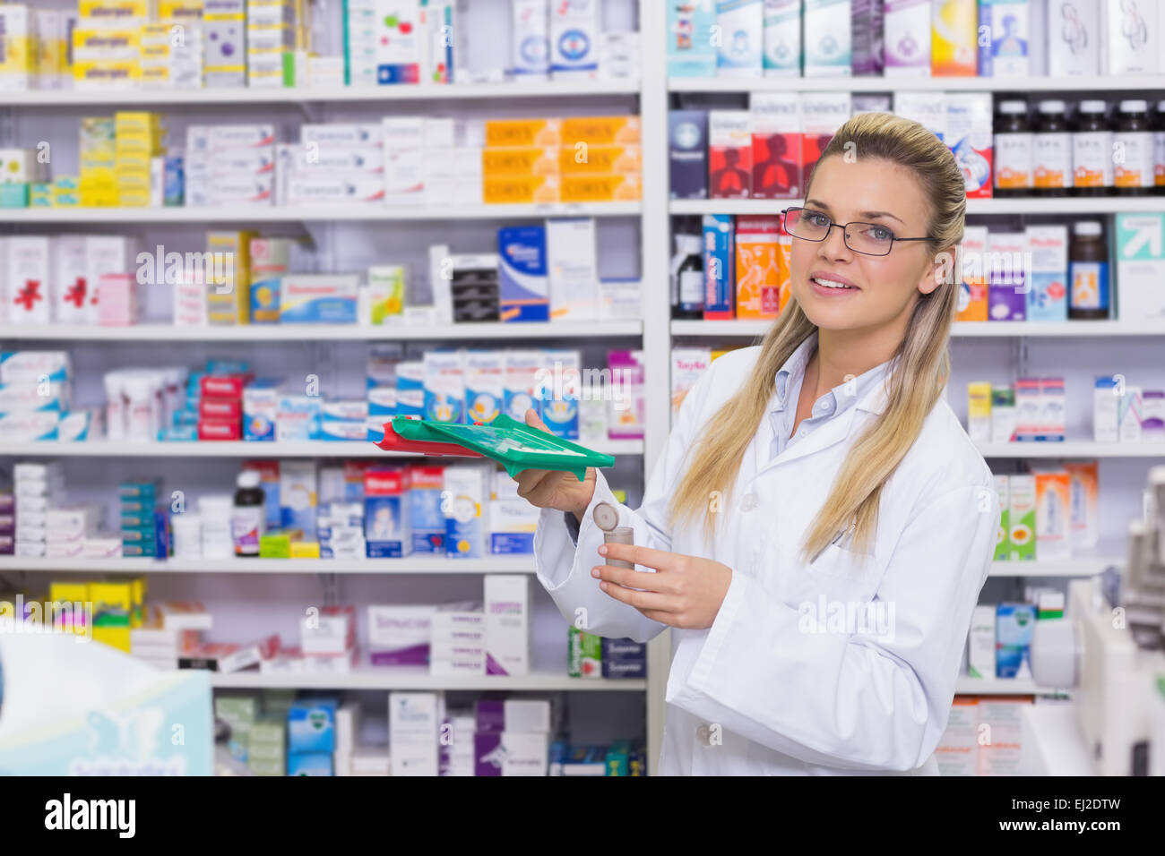 Pharmacist hi-res stock photography and images - Alamy