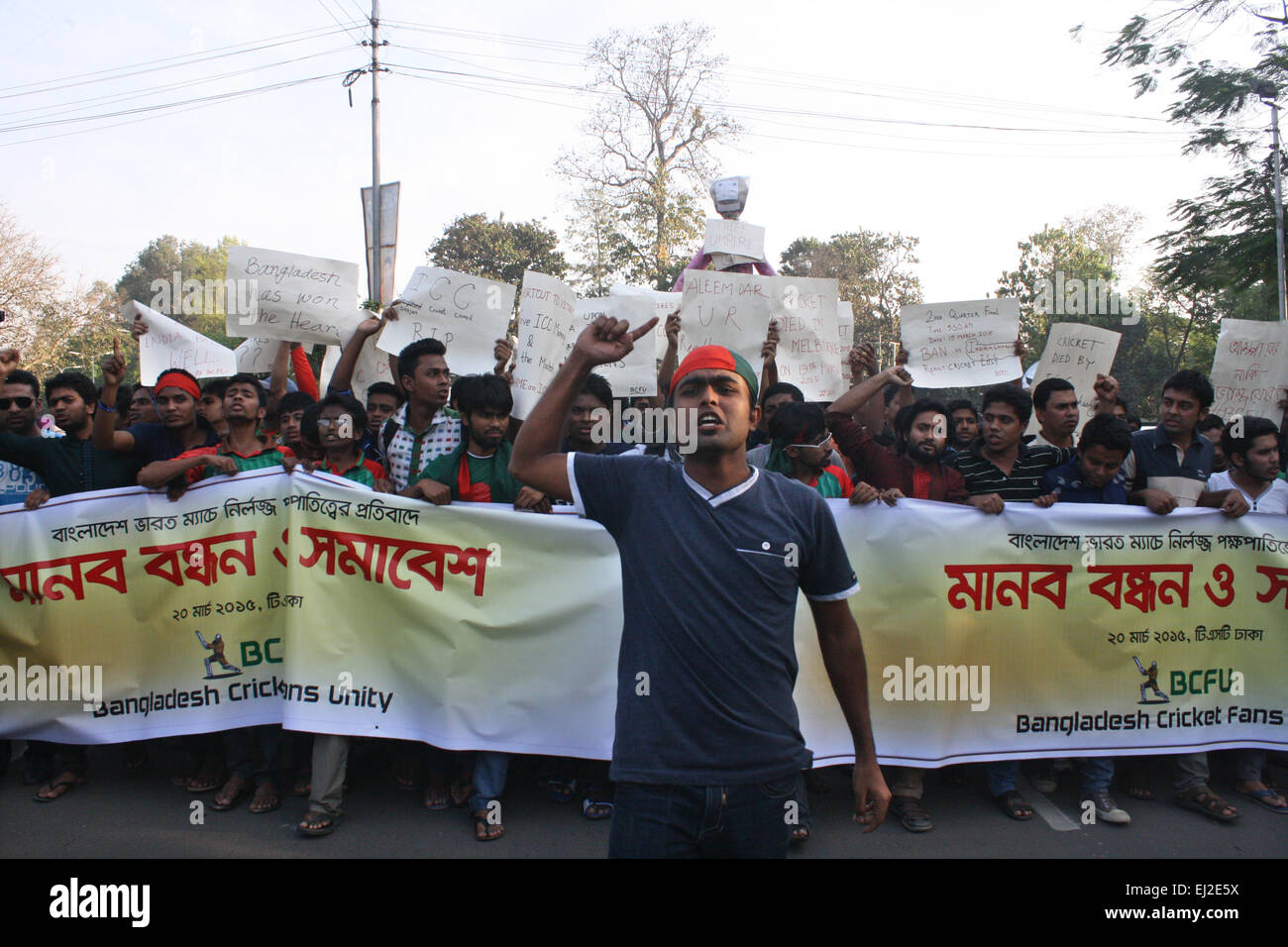 Dhaka, Bangladesh. 20th March, 2015. Bangladesh cricket fans unity activists Protests of an umpire on Dhaka University campus area to protest the umpiring decisions during the second quarter-final match of the ICC World Cup 2015. Dhaka, Bangladesh. Credit:  Mamunur Rashid/Alamy Live News Stock Photo