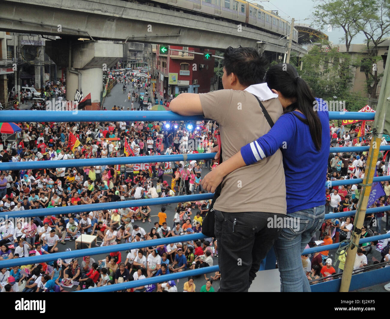 Manila, Philippines. 20th Mar, 2015. A Filipino couple looks on during a rally at Mendiola. President Aquino is facing calls for his removal over the botched anti-terror operation last January 25 in Mamasapano, Maguindanao to hunt wanted Malaysian bombmaker Zulkifri bin Hir, alias Marwan, that resulted in the deaths of 44 police commandos. Credit:  Richard James Mendoza/Pacific Press/Alamy Live News Stock Photo