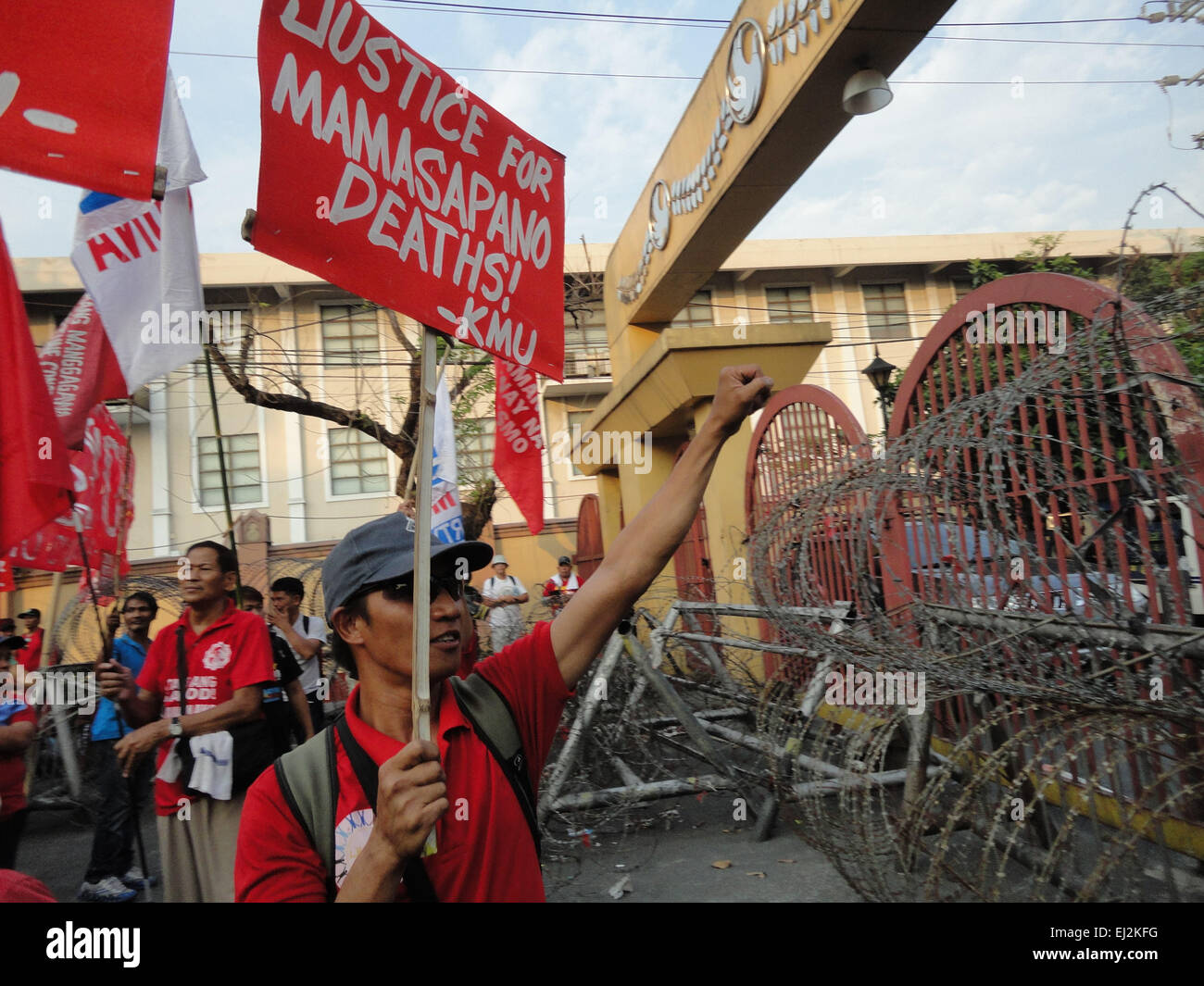 Manila, Philippines. 20th Mar, 2015. A Filipino activist raises a clenched fist during a rally at Mendiola. President Aquino is facing calls for his removal over the botched anti-terror operation last January 25 in Mamasapano, Maguindanao to hunt wanted Malaysian bombmaker Zulkifri bin Hir, alias Marwan, that resulted in the deaths of 44 police commandos. Credit:  Richard James Mendoza/Pacific Press/Alamy Live News Stock Photo
