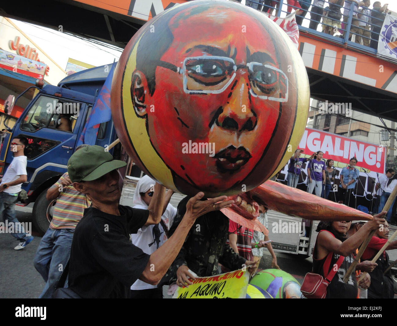 Manila, Philippines. 20th Mar, 2015. A Filipino activist hoists a ball up with the face of Philippine President Benigno Aquino III, during a rally at Mendiola. President Aquino is facing calls for his removal over the botched anti-terror operation last January 25 in Mamasapano, Maguindanao to hunt wanted Malaysian bombmaker Zulkifri bin Hir, alias Marwan, that resulted in the deaths of 44 police commandos. Credit:  Richard James Mendoza/Pacific Press/Alamy Live News Stock Photo