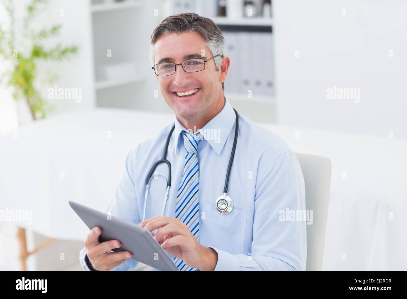Portrait of doctor using tablet computer Stock Photo - Alamy