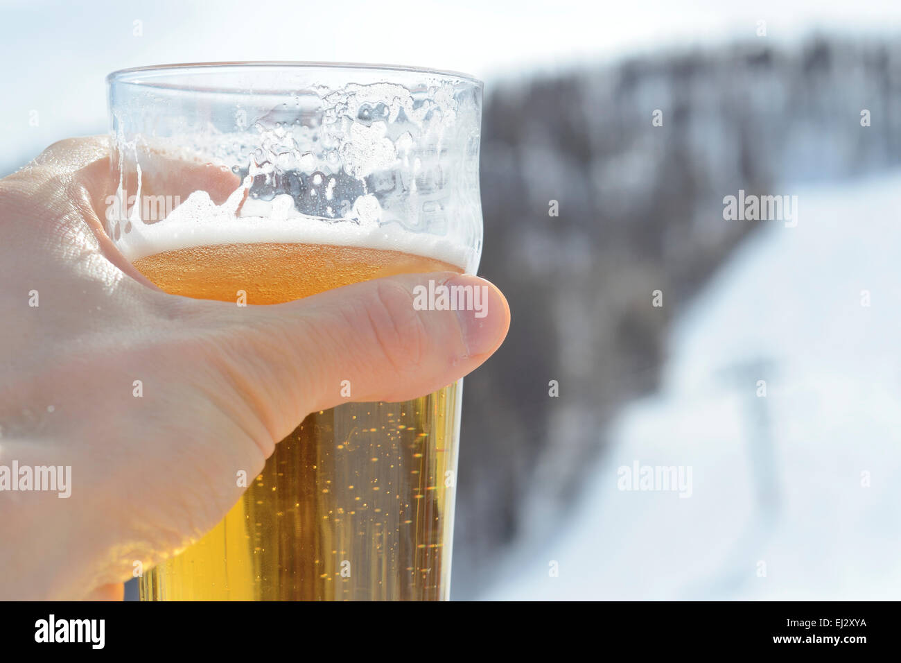 Hand holding glass beer hi-res stock photography and images - Alamy