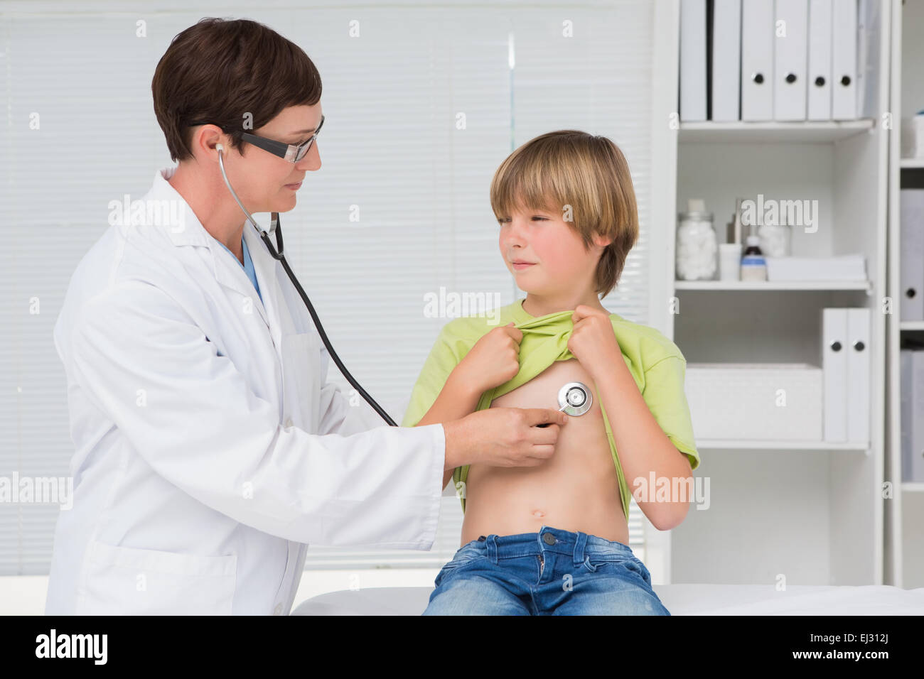Мальчик на приеме у врача. Врач осматривает мальчика. Мальчик у врача. Врач осматривает ребенка. Медосмотр стетоскопом.