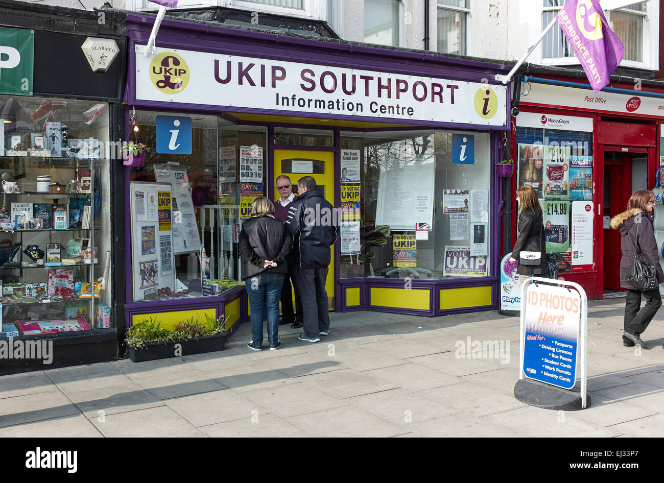 UKIP information centre and couple being talked to by UKIP rep Stock Photo