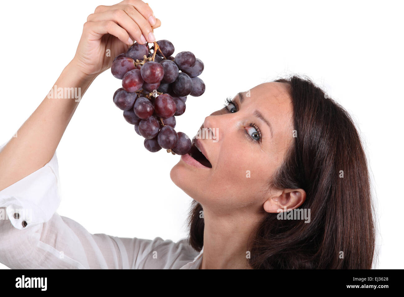 Девушка есть виноград. Виноград в руках. Девушка ест виноград. Руки девушки и виноград. Виноград брюнетка.