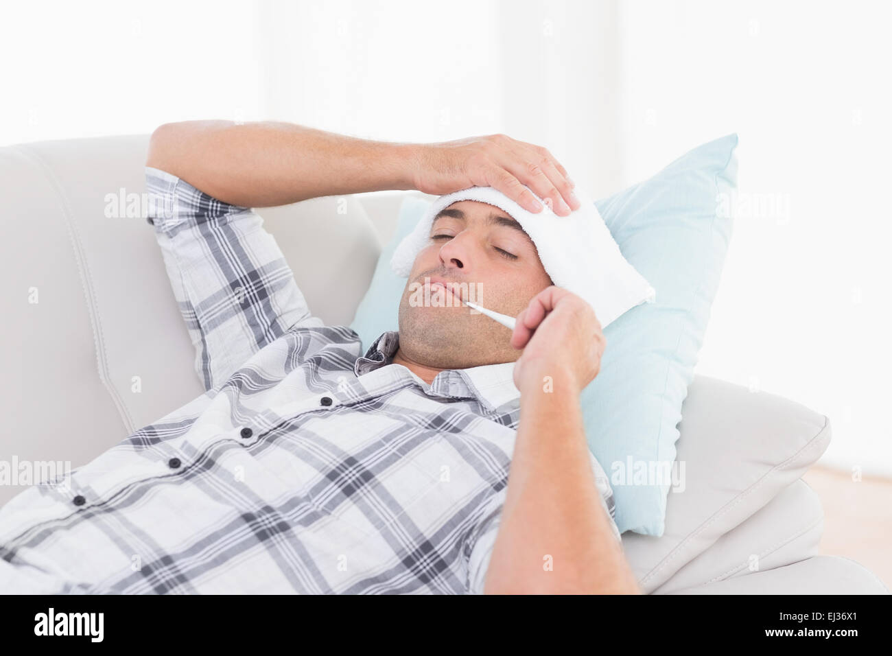 Температура человека. Плохое самочувствие. Температура человека лежачего. Больная женщина. Температура человека.