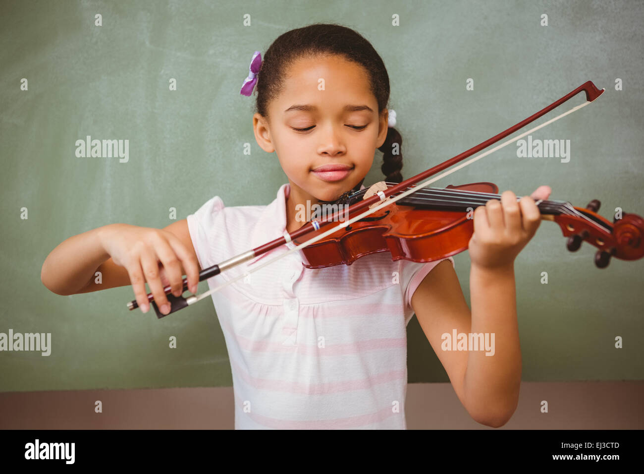 Portrait of cute little girl playing violin Stock Photo - Alamy