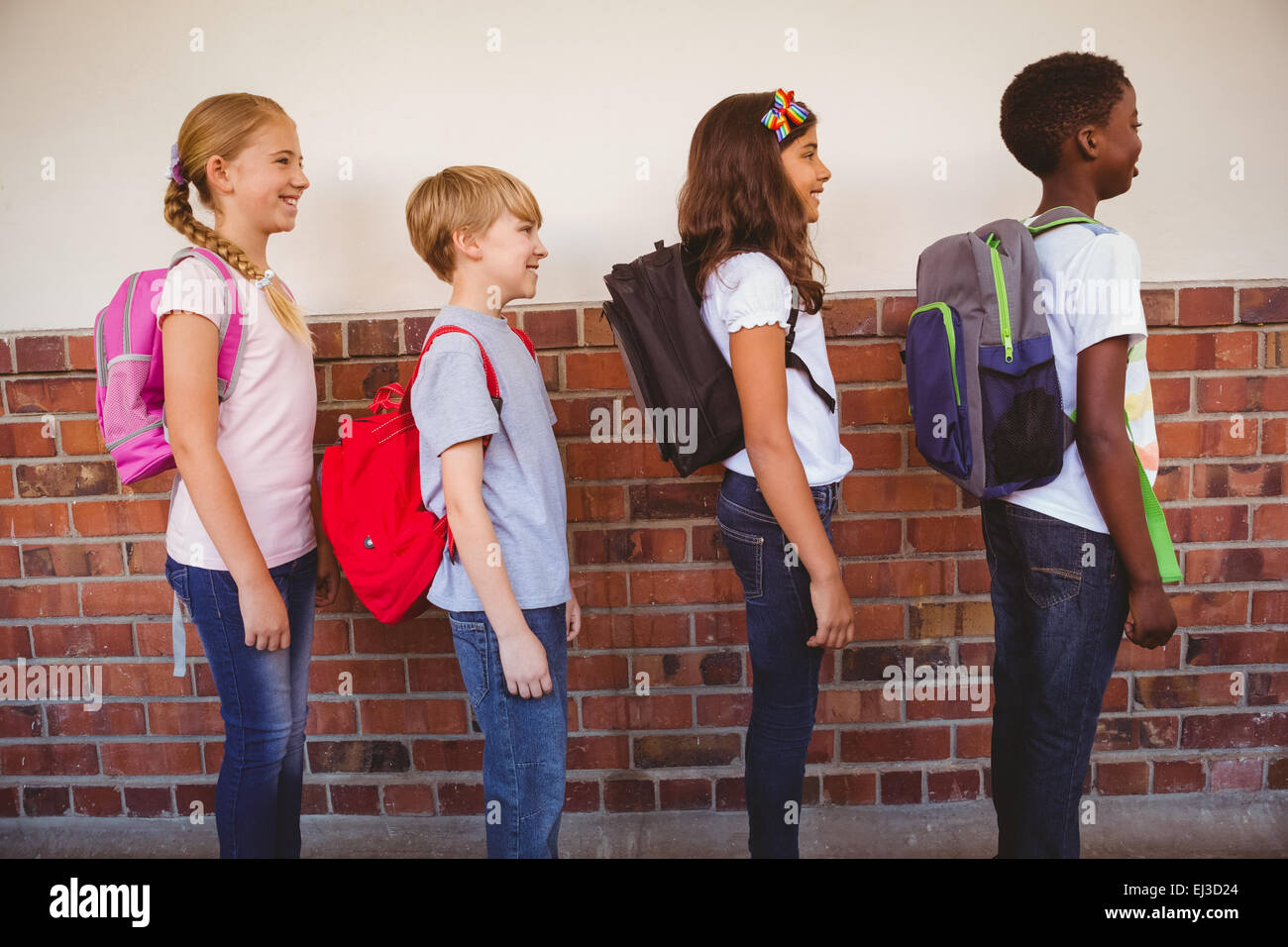 Травля детей в школе. Межличностные отношения детей в школе. Подросток со сверстниками. Одноклассники ученики. Старшеклассники в школе.