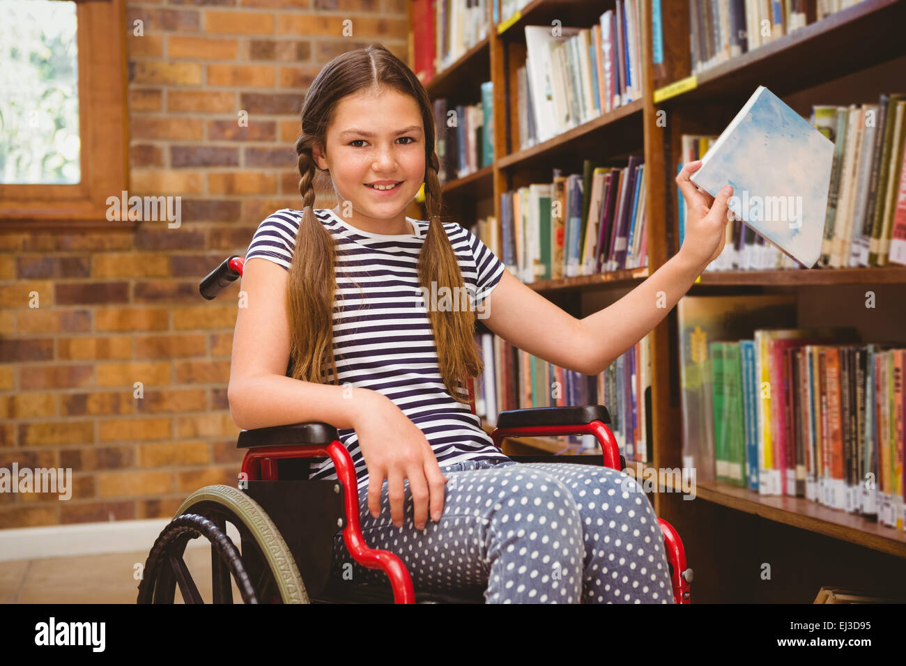 Книги про инвалидов. Дети в библиотеке. Инвалиды в библиотеке. Фотосессия в библиотеке дети. Маленькие девочки в библиотеке.
