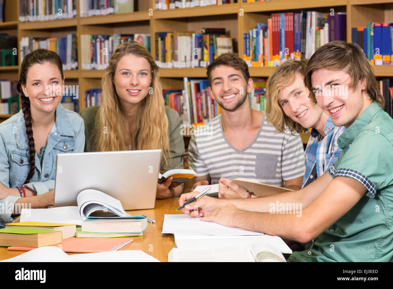 Университеты реализуют. Студенты в библиотеке. Студенты в библиотеке фото. Студенты колледжа это группа. Педагог и студент.