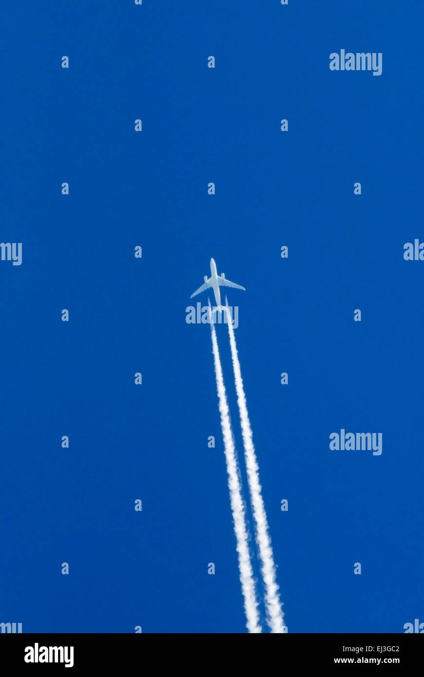 Contrail hi-res stock photography and images - Alamy