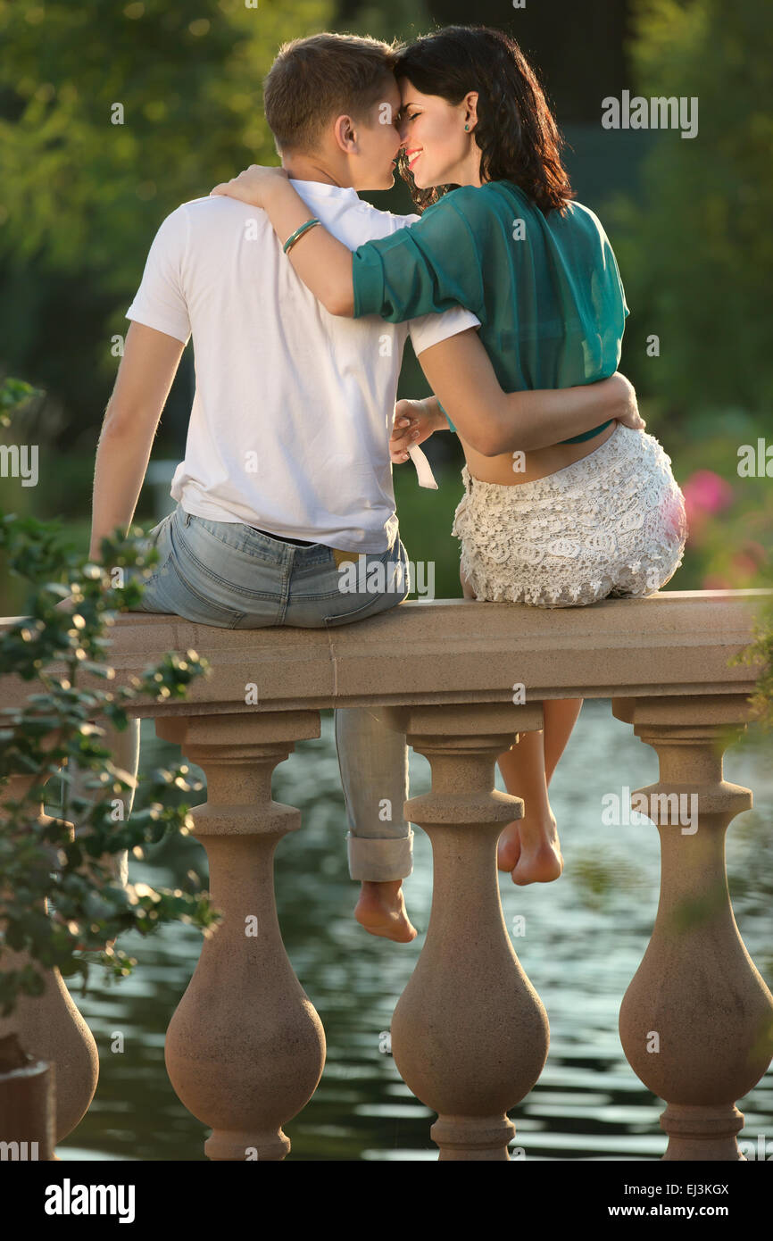 Man and woman sitting rock hi-res stock photography and images - Alamy