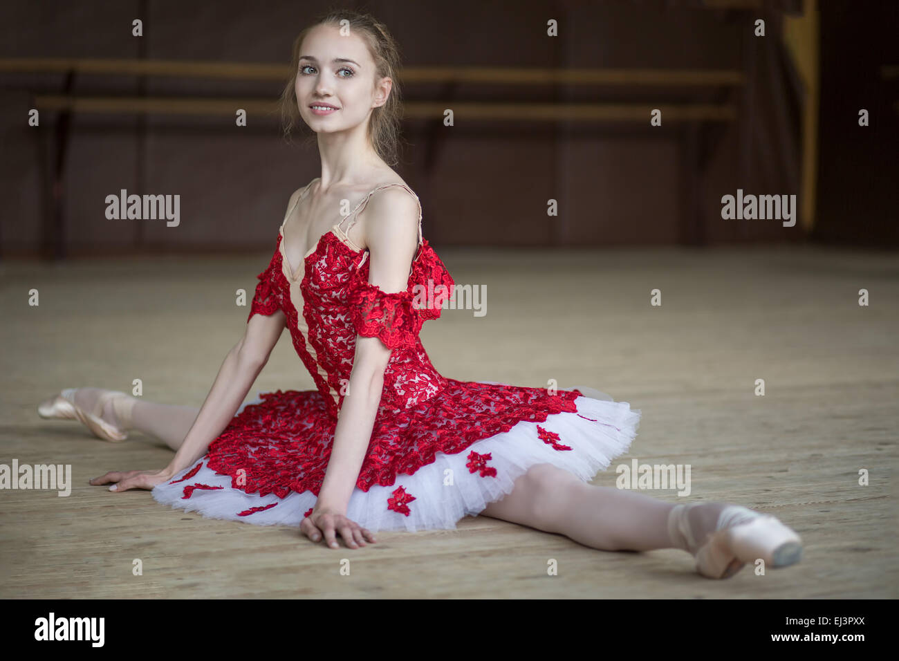 Page 4 - Ballerina Red High Resolution Stock Photography and Images - Alamy