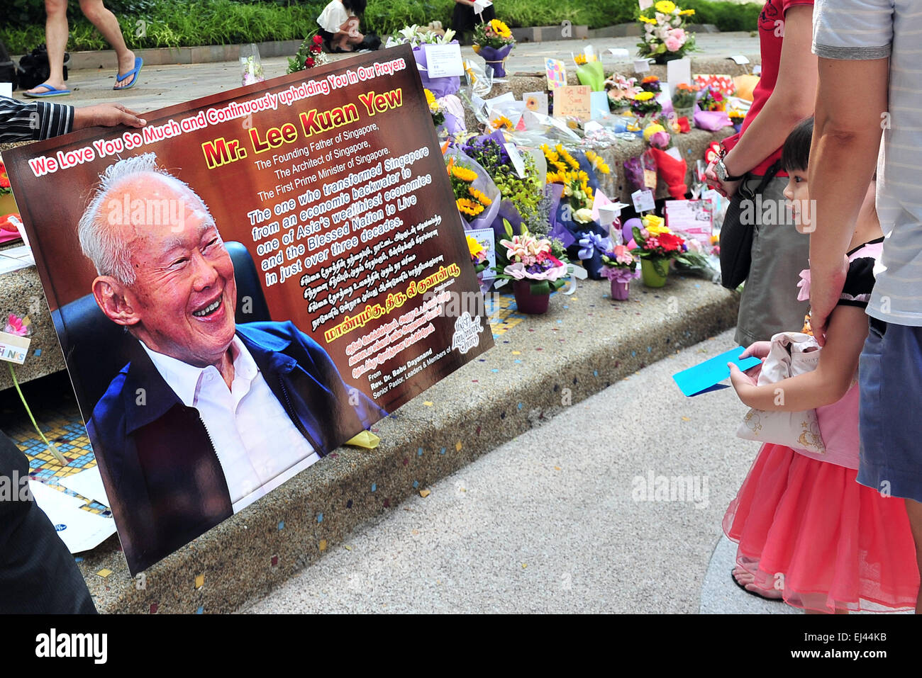 Singapore, Singapore. 21st Mar, 2015. People lay flowers and well-wishing cards outside Block 7 of Singapore General Hospital, Singapore, March 21, 2015. Singapore's former Prime Minister Lee Kuan Yew's condition has 'worsened', the Prime Minister's Office said Saturday in its latest press release. Credit:  Then Chih Wey/Xinhua/Alamy Live News Stock Photo