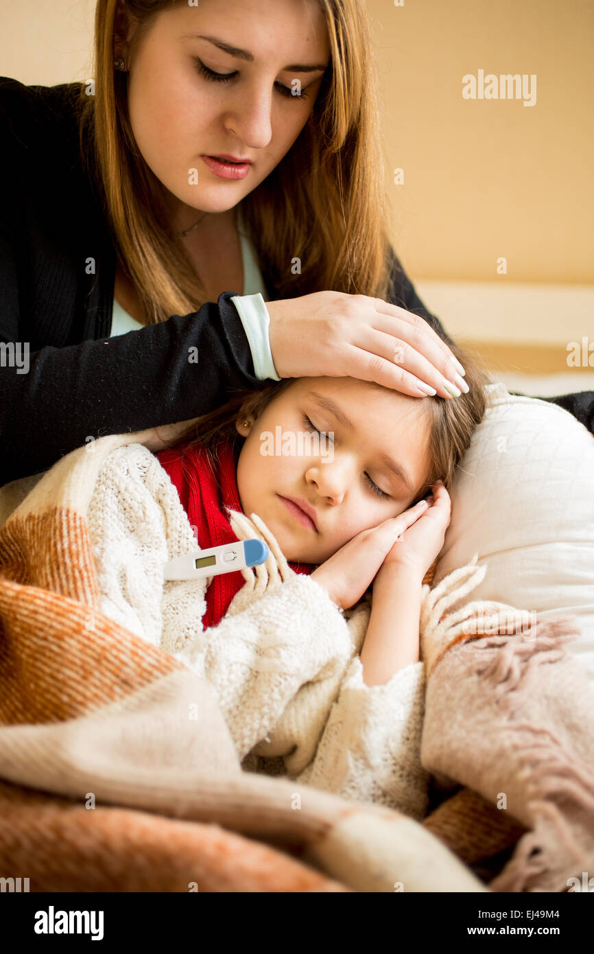 Мама и больной ребенок. Дочка лежит на папе. Зимней ночью выставила больную дочь. Заботливая мать дочери. Сладкой ночи.
