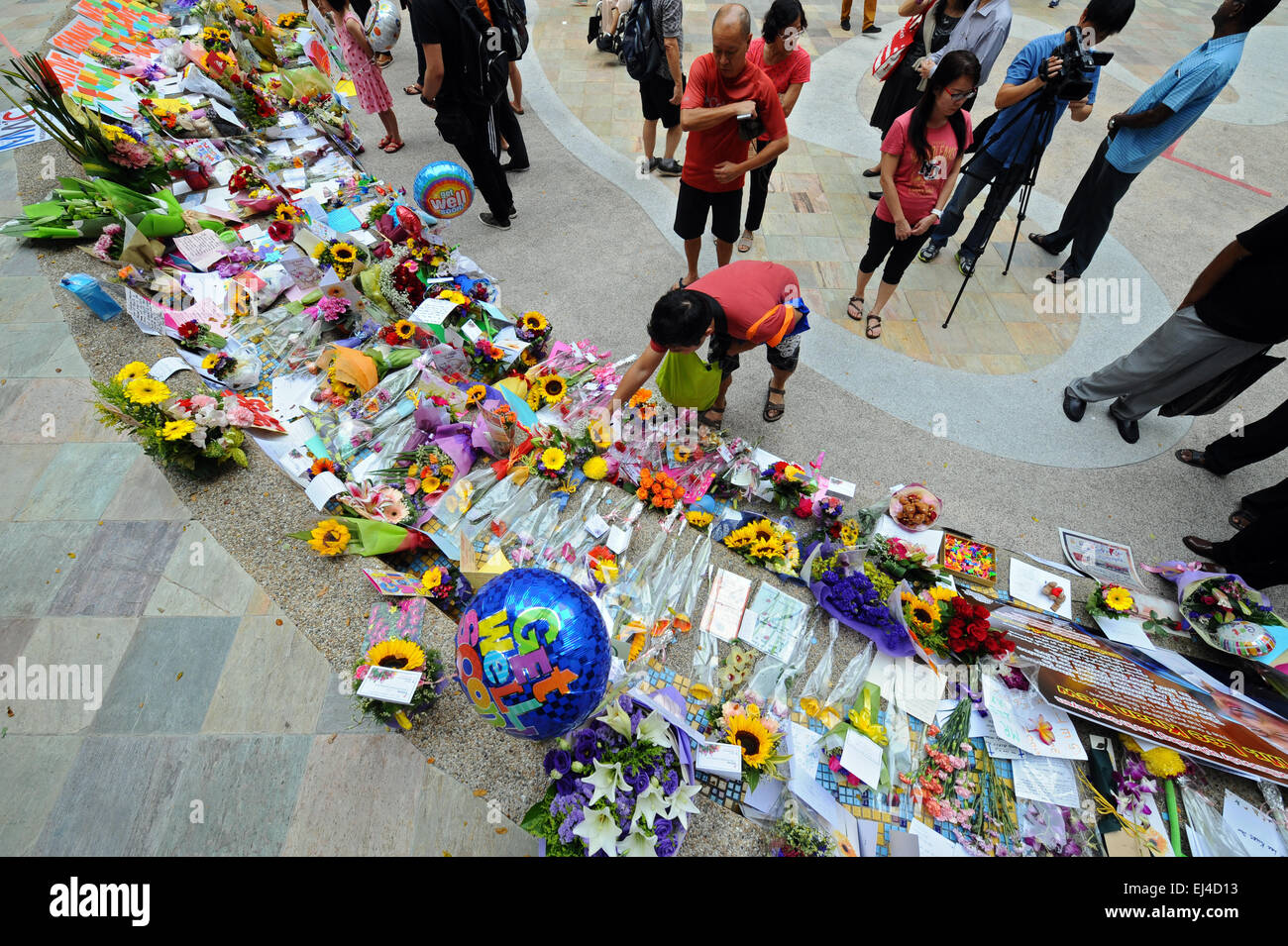 Singapore, Singapore. 21st Mar, 2015. People lay flowers and well-wishing cards outside Block 7 of Singapore General Hospital, Singapore, March 21, 2015. Singapore's former prime minister Lee Kuan Yew's condition has 'worsened', the Prime Minister's Office said Saturday in its latest press release. Credit:  Then Chih Wey/Xinhua/Alamy Live News Stock Photo