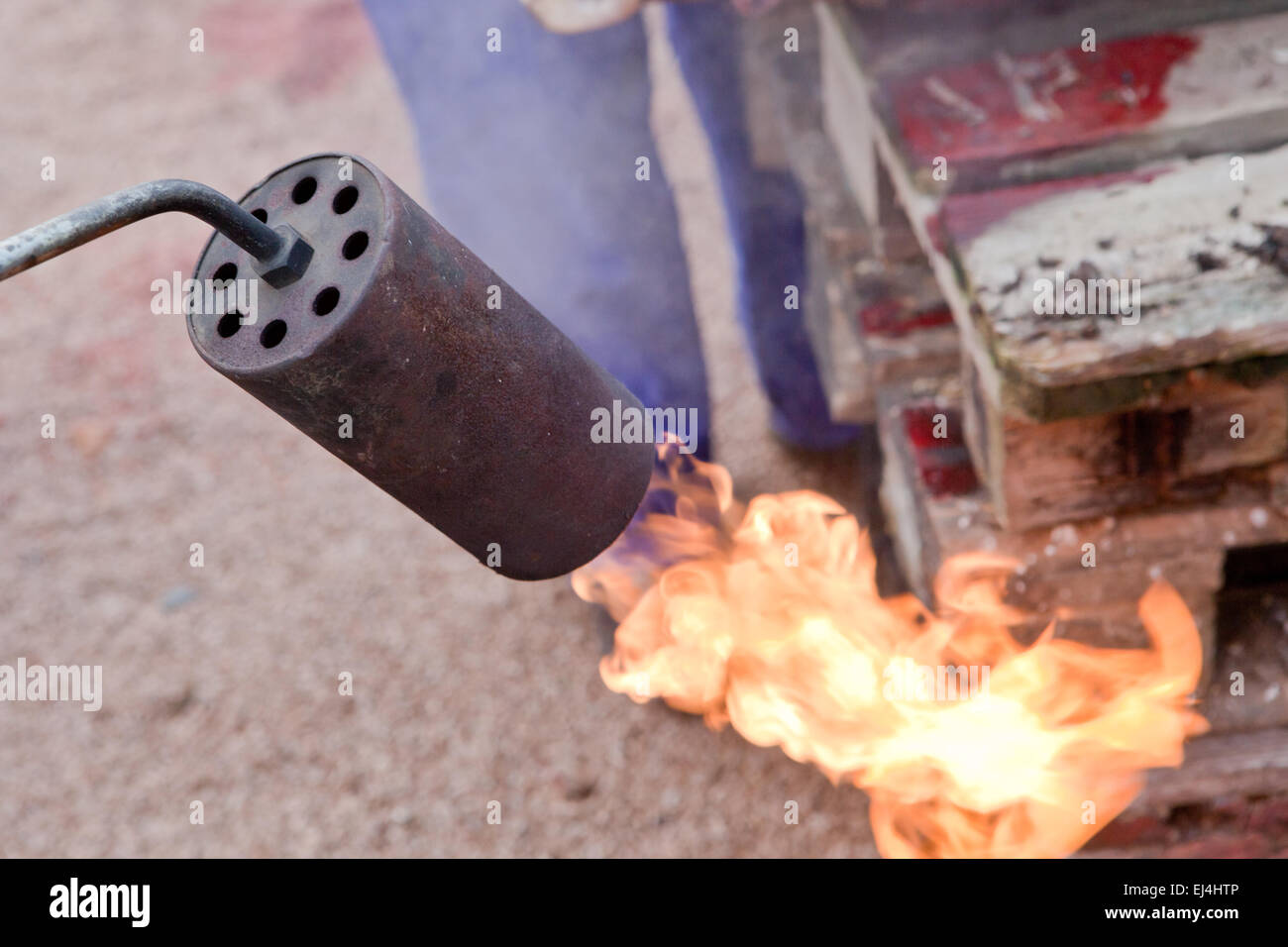 Hair removal of the pig with blowtorch. Traditional home slaughtering in a  rural area Stock Photo - Alamy