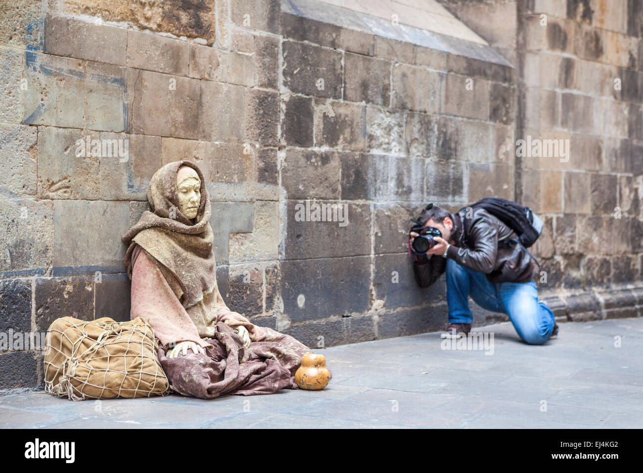 Street performance of human statues in the Cathedral of Barcelona, Barcelona, Spain Stock Photo