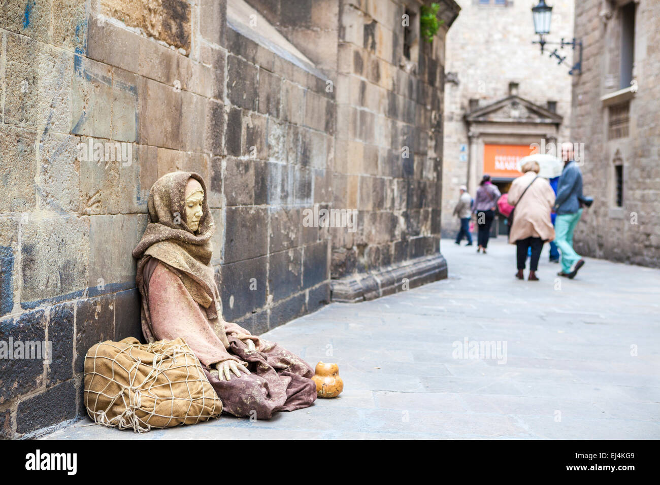 Street performance of human statues in the Cathedral of Barcelona, Barcelona, Spain Stock Photo