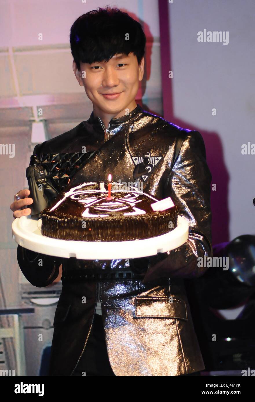 Taipei. 21st Mar, 2015. Singaporean singer JJ Lin shows his birthday cake during his birthday party in Taipei, southeast China's Taiwan, March 21, 2015. © Xinhua/Alamy Live News Stock Photo